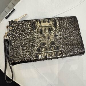 Beautiful 😍 BRAHMIN WRISTLET BLACK & Gold Metallic Clutch